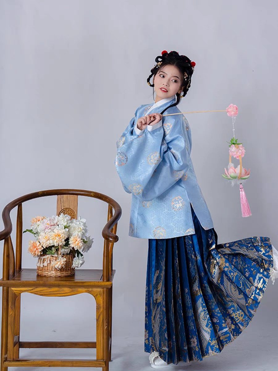 明制藍色交領團花織金琵琶袖藍色織金馬面裙